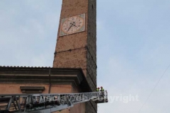 I vigili del fuoco durante l\'organizzazione della discesa della befana