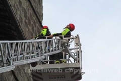 I vigili del fuoco durante l\'organizzazione della discesa della befana