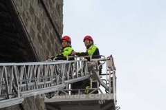 I vigili del fuoco durante l\'organizzazione della discesa della befana