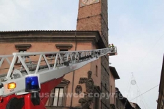 I vigili del fuoco durante l\'organizzazione della discesa della befana