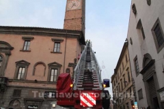 I vigili del fuoco durante l\'organizzazione della discesa della befana