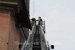 I vigili del fuoco durante l\'organizzazione della discesa della befana