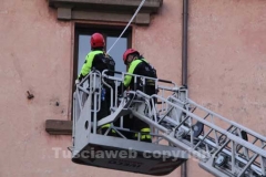 I vigili del fuoco durante l\'organizzazione della discesa della befana