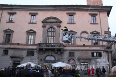 I vigili del fuoco durante l\'organizzazione della discesa della befana