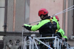 I vigili del fuoco durante l\'organizzazione della discesa della befana