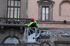 I vigili del fuoco durante l\'organizzazione della discesa della befana