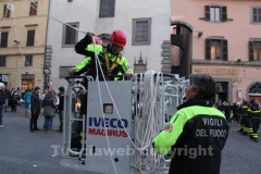I vigili del fuoco durante l\'organizzazione della discesa della befana