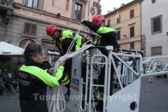 I vigili del fuoco durante l\'organizzazione della discesa della befana