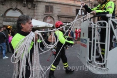 I vigili del fuoco durante l\'organizzazione della discesa della befana