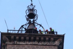 I vigili del fuoco durante l\'organizzazione della discesa della befana