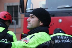 I vigili del fuoco durante l\'organizzazione della discesa della befana