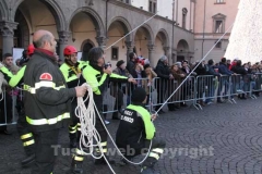 I vigili del fuoco durante l\'organizzazione della discesa della befana