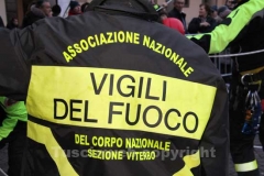 I vigili del fuoco durante l\'organizzazione della discesa della befana