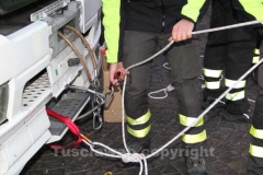 I vigili del fuoco durante l\'organizzazione della discesa della befana