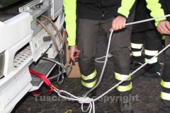 I vigili del fuoco durante l\'organizzazione della discesa della befana
