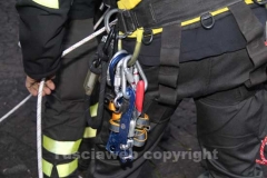 I vigili del fuoco durante l\'organizzazione della discesa della befana