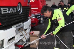 I vigili del fuoco durante l\'organizzazione della discesa della befana