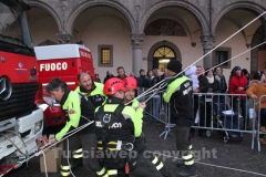 I vigili del fuoco durante l\'organizzazione della discesa della befana