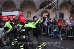 I vigili del fuoco durante l\'organizzazione della discesa della befana