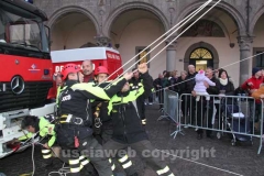 I vigili del fuoco durante l\'organizzazione della discesa della befana