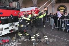 I vigili del fuoco durante l\'organizzazione della discesa della befana