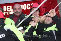 I vigili del fuoco durante l\'organizzazione della discesa della befana