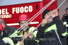 I vigili del fuoco durante l\'organizzazione della discesa della befana