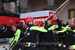 I vigili del fuoco durante l\'organizzazione della discesa della befana