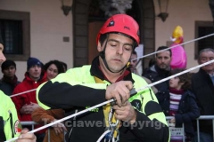 I vigili del fuoco durante l\'organizzazione della discesa della befana