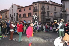 I vigili del fuoco durante l\'organizzazione della discesa della befana