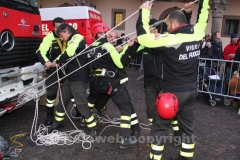 I vigili del fuoco durante l\'organizzazione della discesa della befana