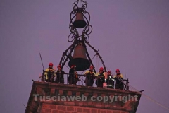 I vigili del fuoco durante l\'organizzazione della discesa della befana