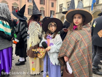 Viterbo - La calza della Befana più lunga del mondo