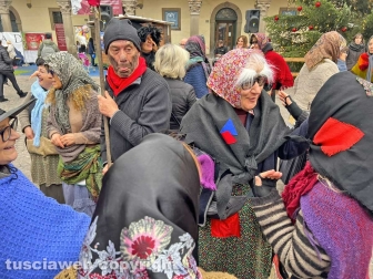 Viterbo - La calza della Befana più lunga del mondo