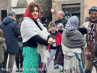 Viterbo - La calza della Befana più lunga del mondo