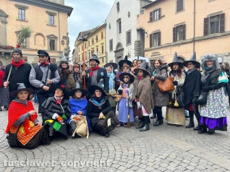 Viterbo - La calza della Befana più lunga del mondo