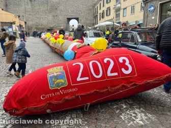 Viterbo - La calza della Befana più lunga del mondo