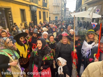 Viterbo - La calza della Befana più lunga del mondo