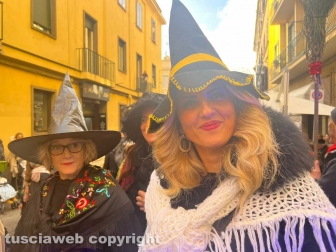 Viterbo - La calza della Befana più lunga del mondo - Alessandra Troncarelli