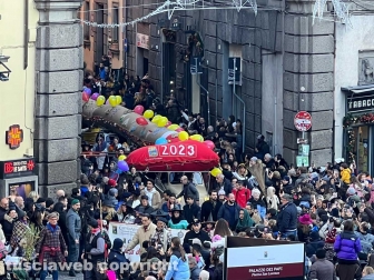 Viterbo - La calza della Befana più lunga del mondo