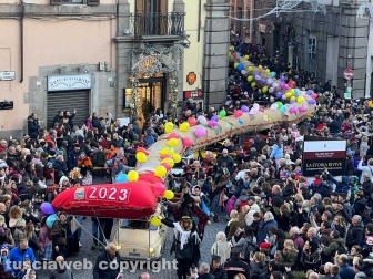 Viterbo - La calza della Befana più lunga del mondo
