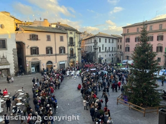 Viterbo - La calza della Befana più lunga del mondo