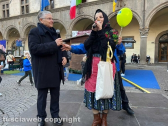 Viterbo - La calza della Befana più lunga del mondo - Il vescovo Piazza e Chiara Frontini