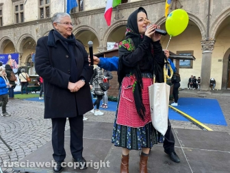 Viterbo - La calza della Befana più lunga del mondo - Il vescovo Piazza e Chiara Frontini