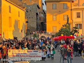 Viterbo - La calza della Befana più lunga del mondo