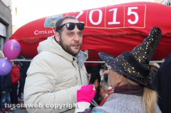 Viterbo - Befana 2015 - La calza più lunga del mondo