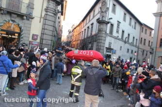 Viterbo - Befana 2015 - La calza più lunga del mondo