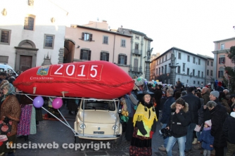 Viterbo - Befana 2015 - La calza più lunga del mondo