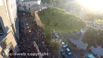 Viterbo - Befana 2015 - La calza più lunga del mondo vista dal drone