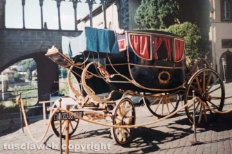 La carrozza di Palazzo dei priori prima e dopo il restauro